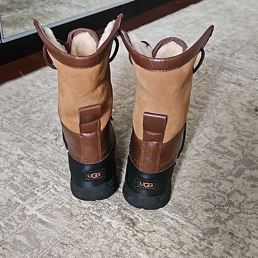 Ugg Butte boots kids size 3